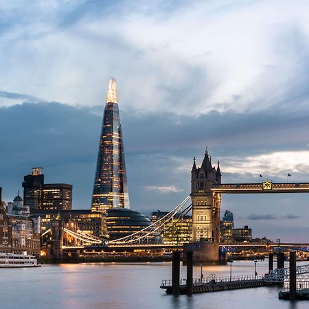 Shangri-La The Shard, London Exteriör bild The Shard and Tower Bridge