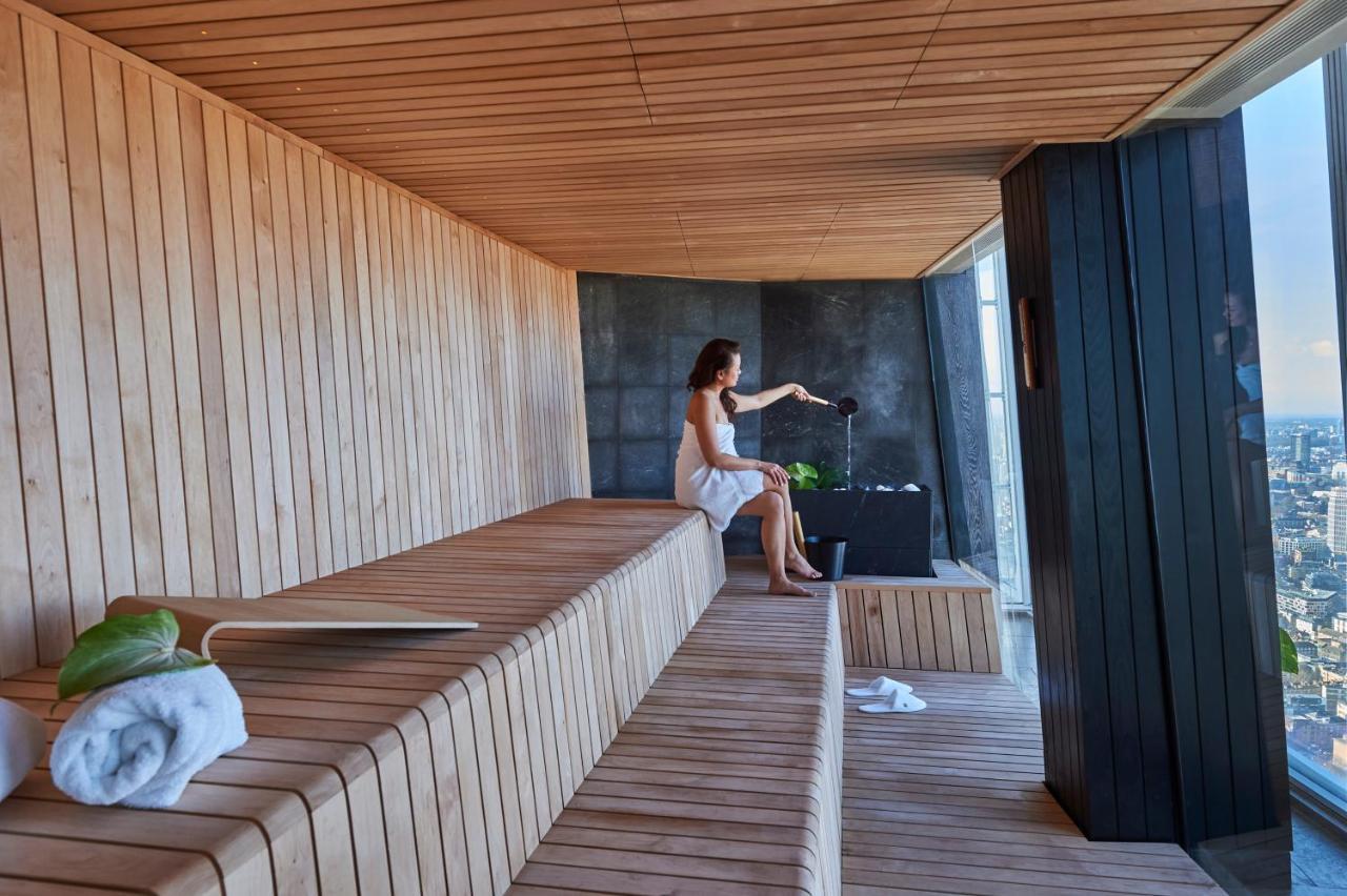 Shangri-La The Shard, London Exteriör bild A woman in a Finnish sauna