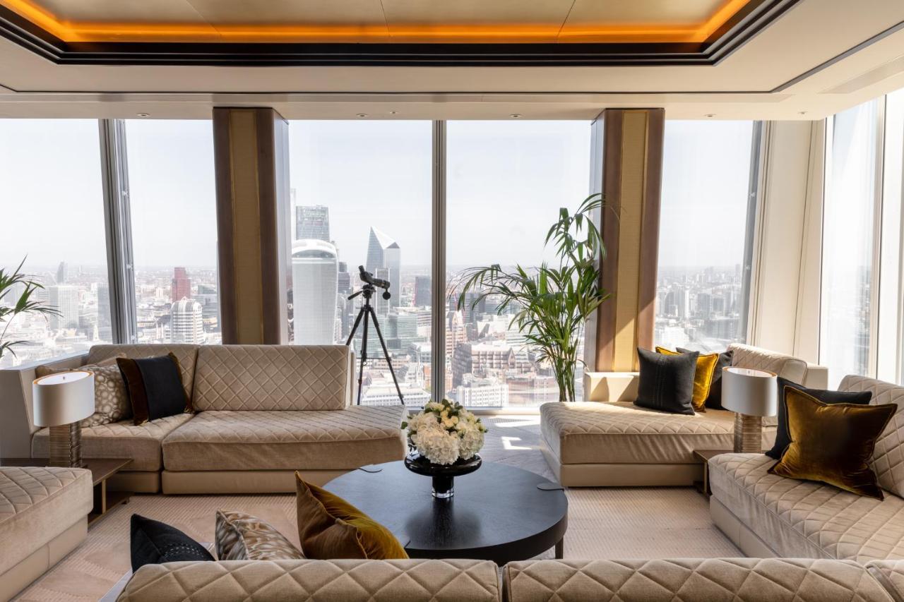 Shangri-La The Shard, London Exteriör bild The living room of a Sky Villa