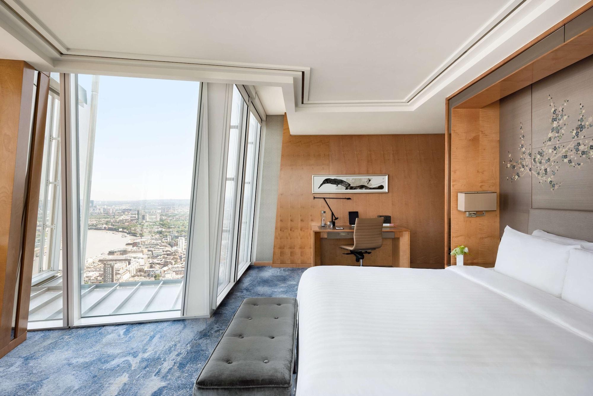Shangri-La The Shard, London Exteriör bild A bedroom at the hotel