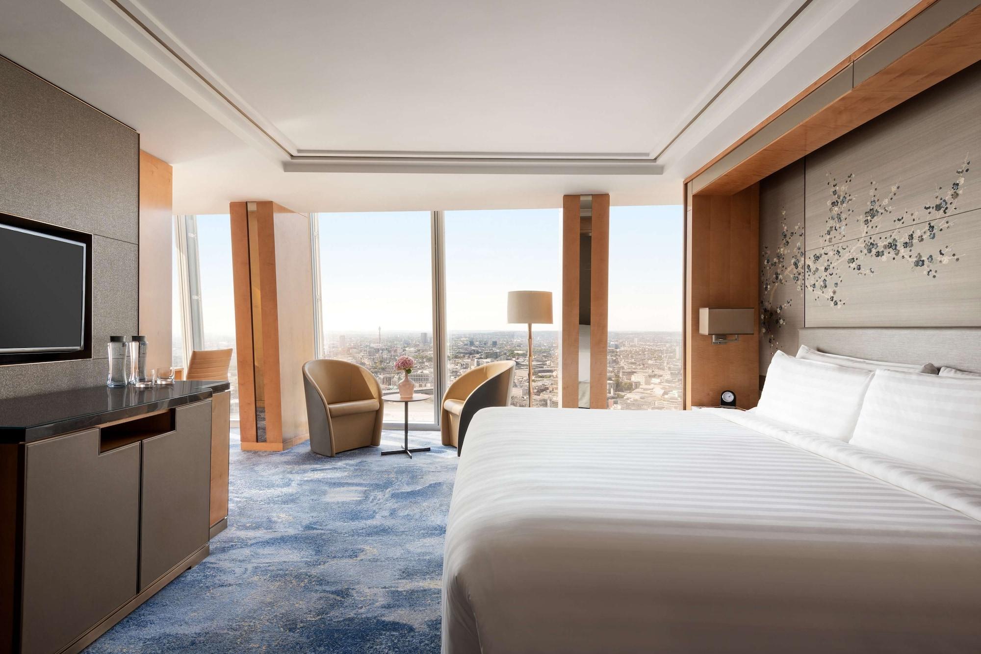 Shangri-La The Shard, London Exteriör bild A guest room at the Ritz-Carlton, DIFC