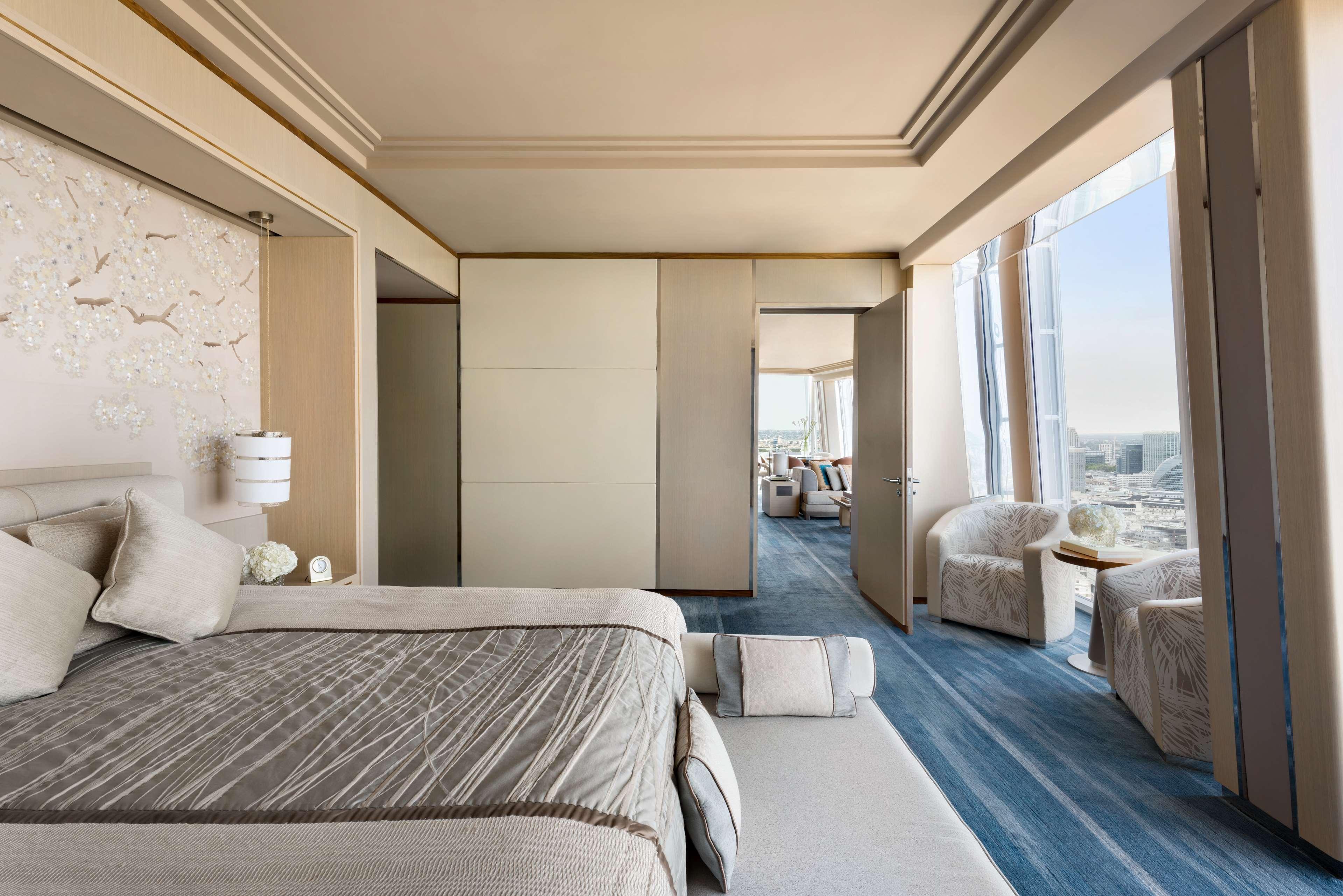 Shangri-La The Shard, London Exteriör bild The bedroom of a Sky Suite
