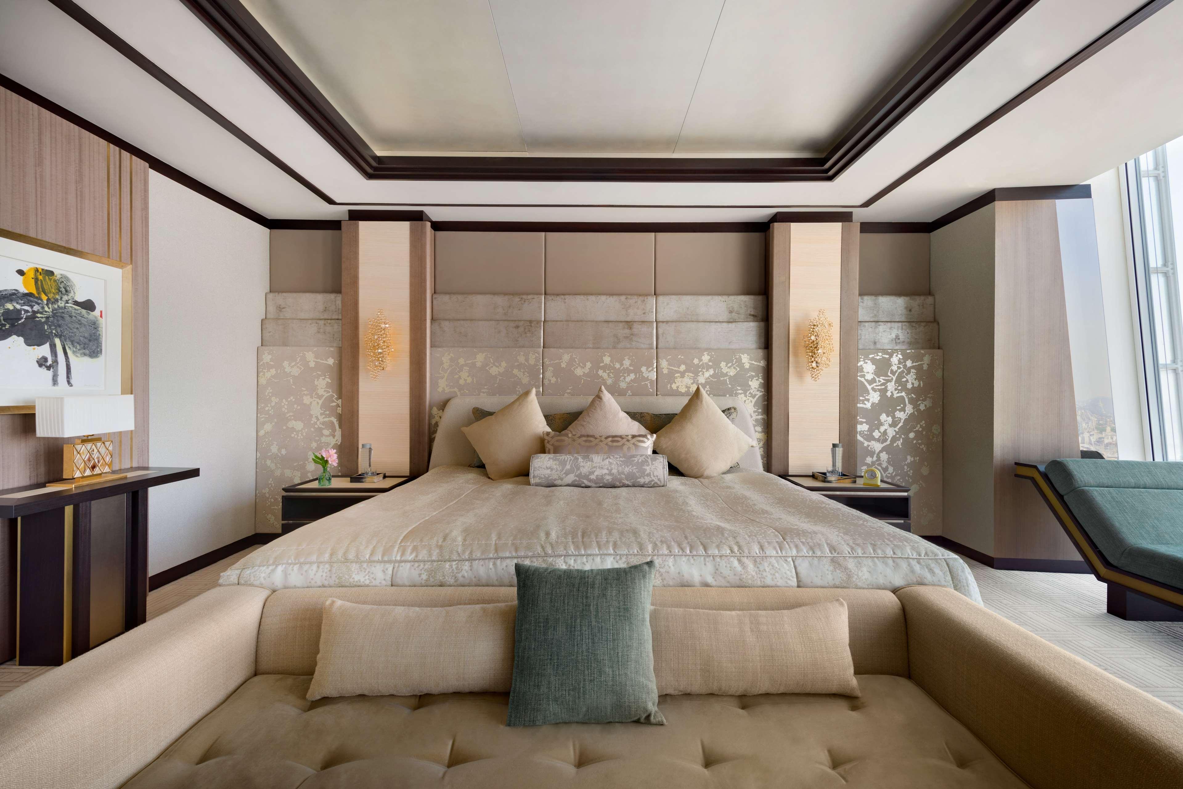 Shangri-La The Shard, London Exteriör bild The bedroom of the Royal Suite