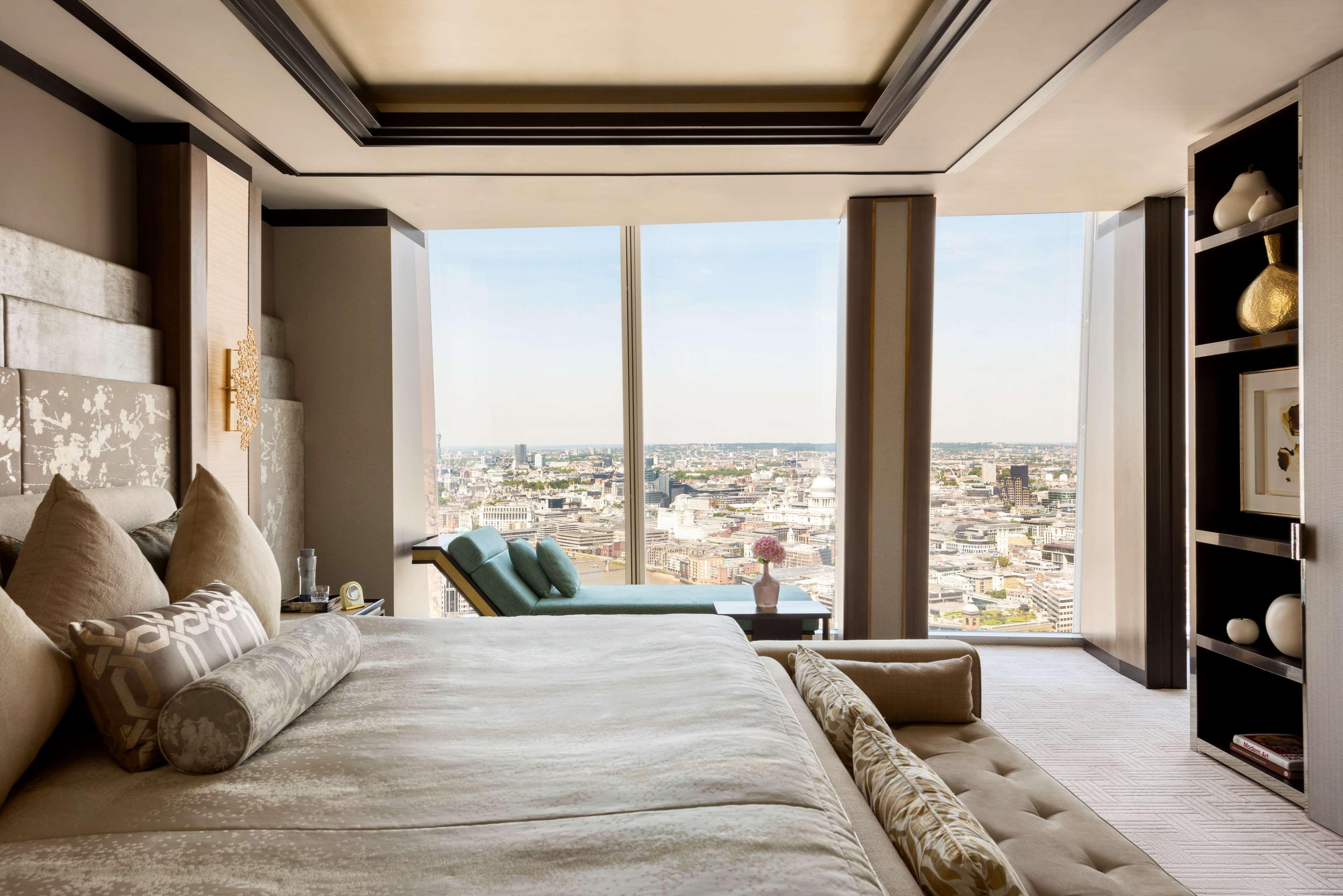 Shangri-La The Shard, London Exteriör bild A bedroom at Four Seasons Hotel London at Ten Trinity Square