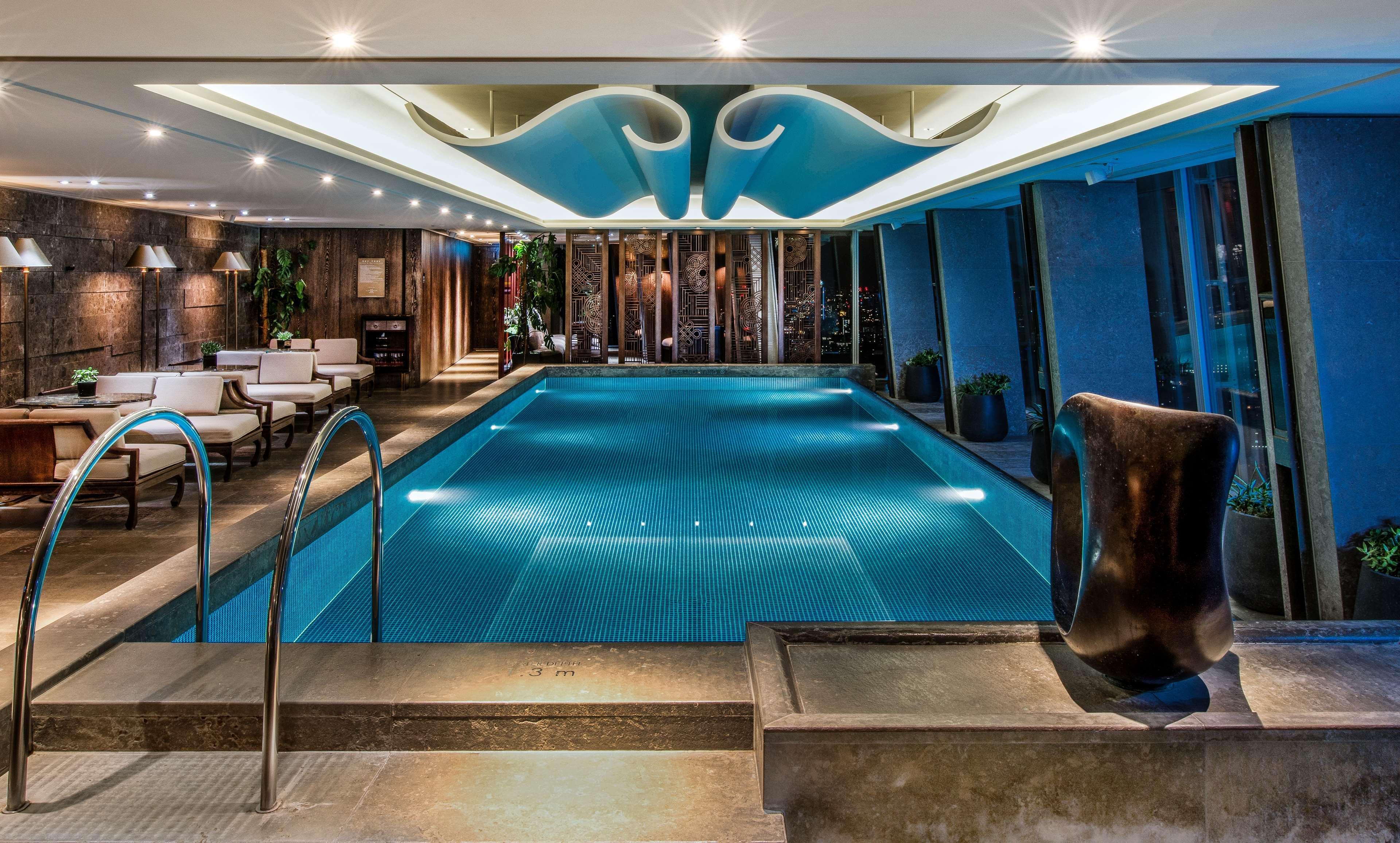 Shangri-La The Shard, London Exteriör bild The swimming pool at The Landmark