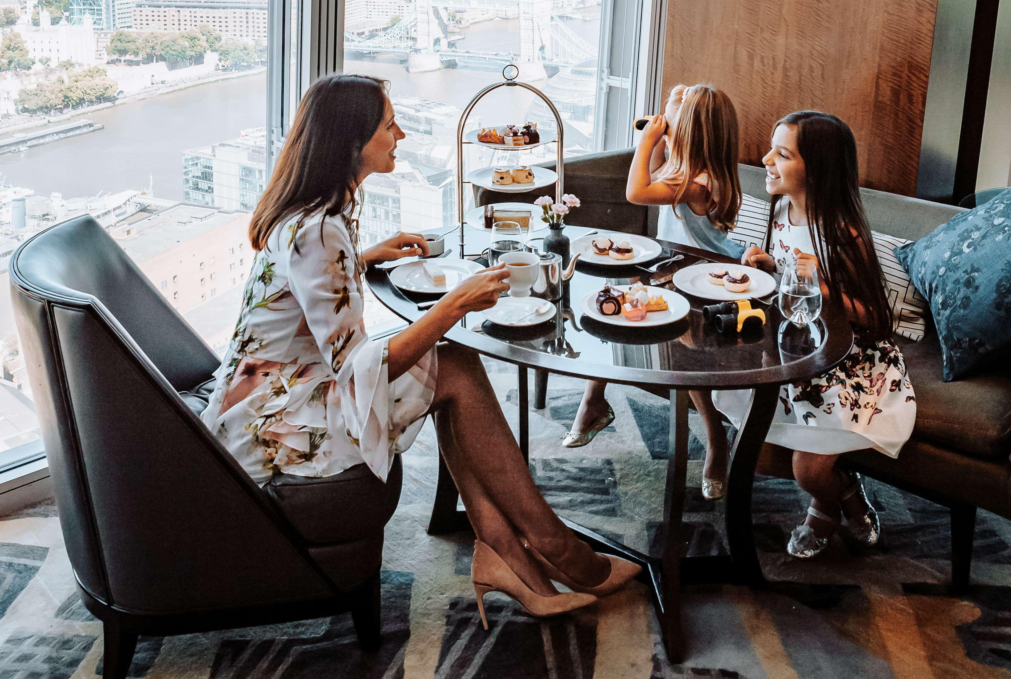 Shangri-La The Shard, London Exteriör bild Afternoon tea at the Ritz-Carlton, DIFC, Dubai