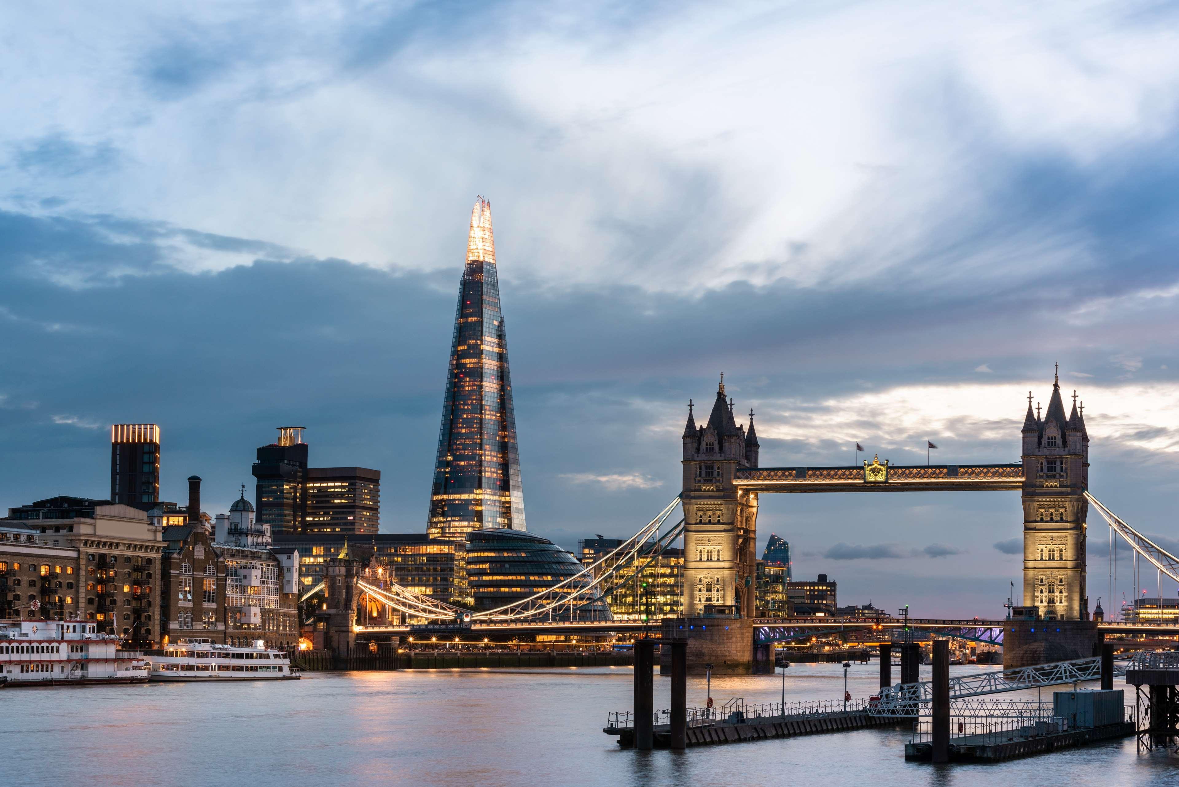 Shangri-La The Shard, London Exteriör bild The Shard and Tower Bridge