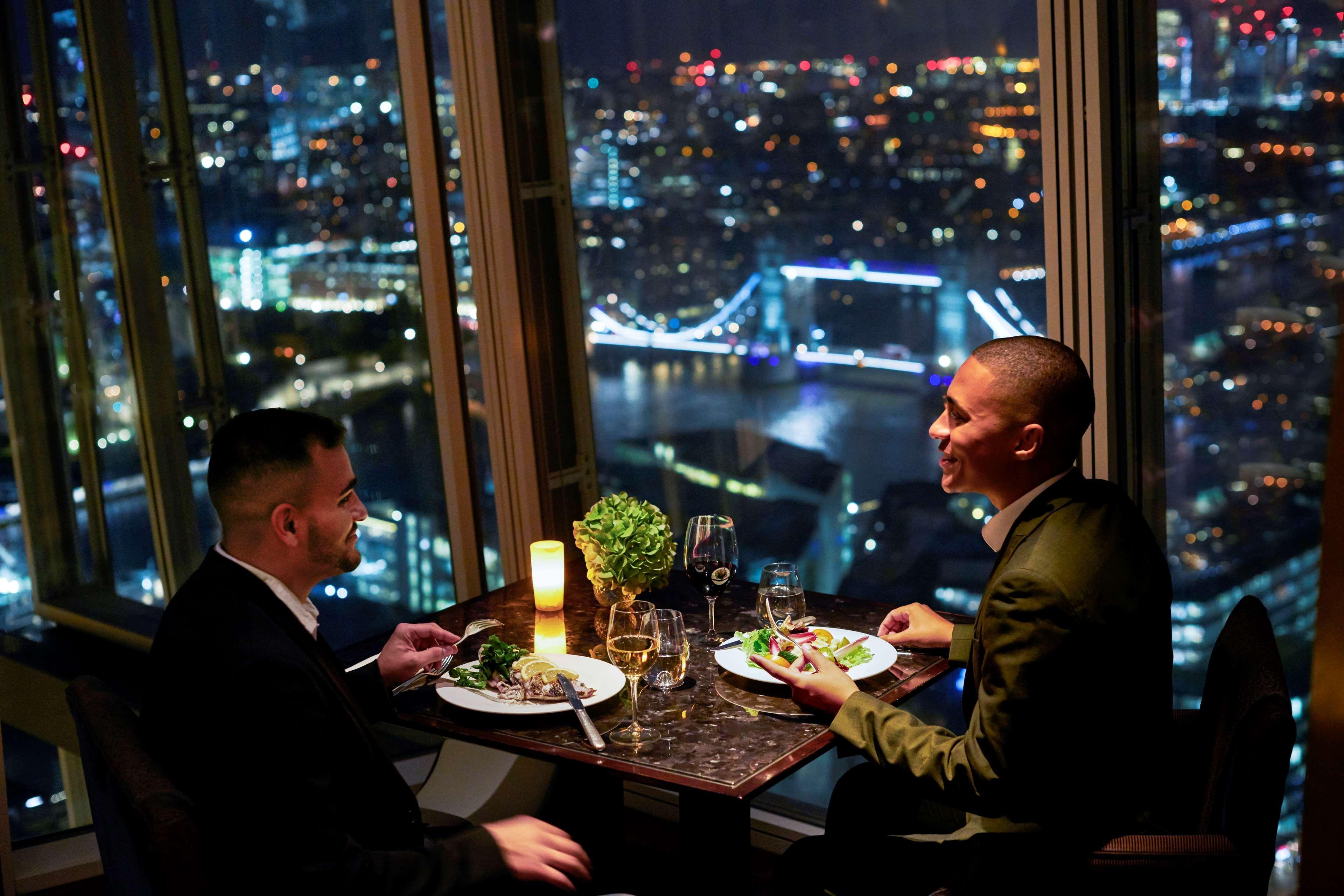 Shangri-La The Shard, London Exteriör bild Diners at the restaurant