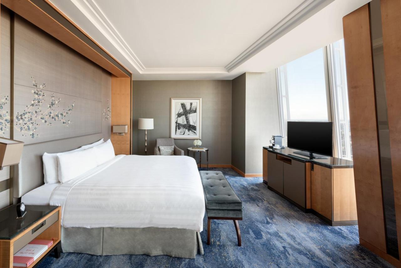 Shangri-La The Shard, London Exteriör bild A bedroom at the hotel