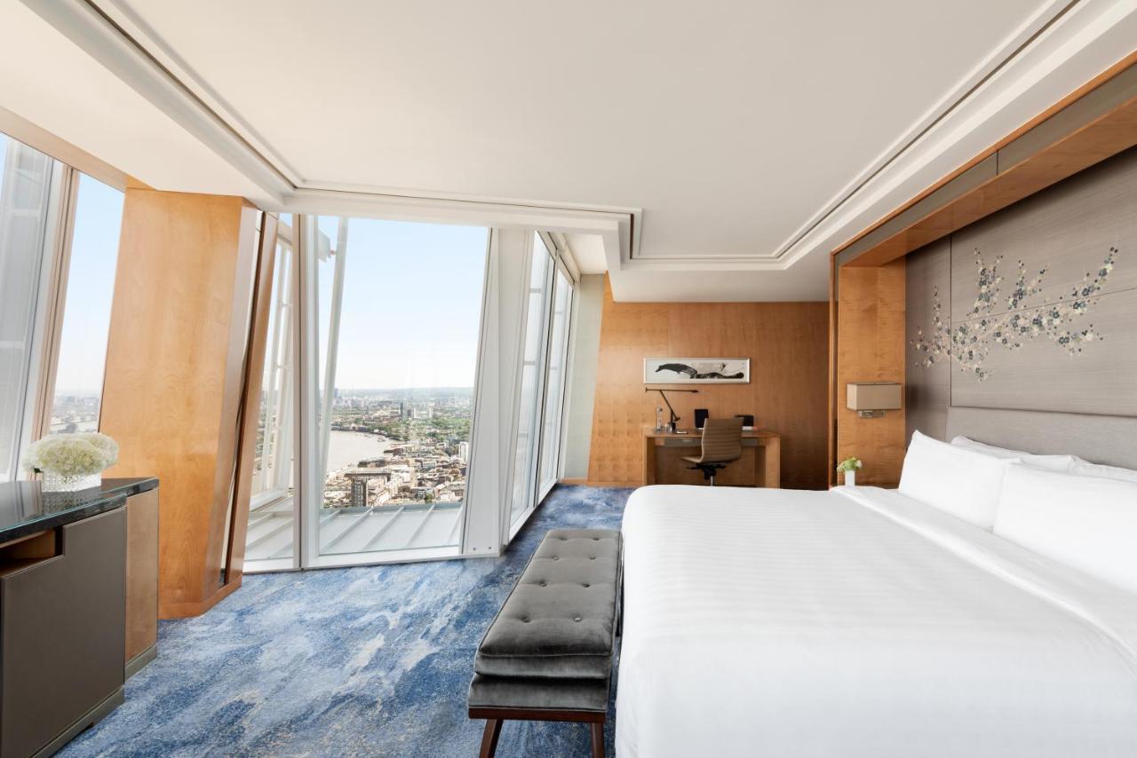 Shangri-La The Shard, London Exteriör bild A bedroom at the hotel