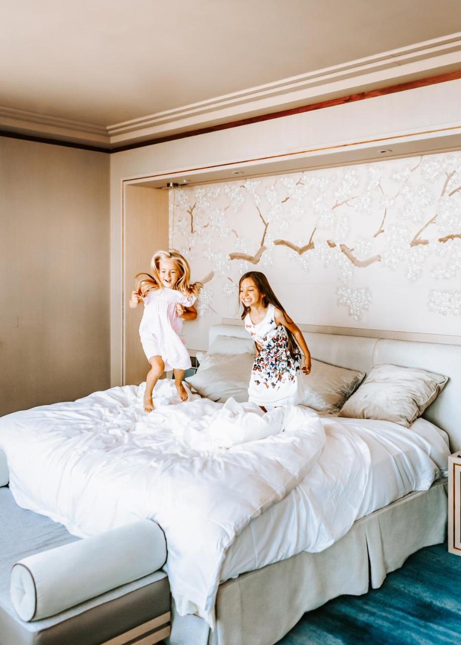 Shangri-La The Shard, London Exteriör bild Two children jumping on a bed